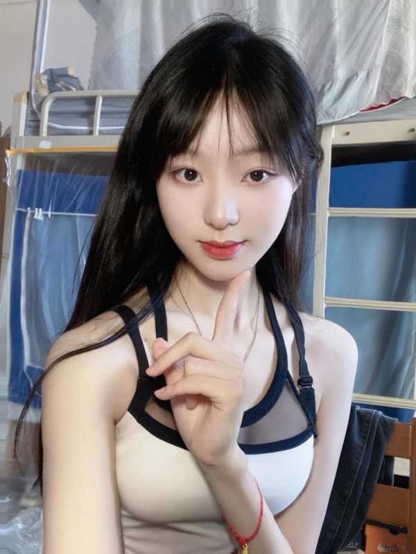 南山新人真人真照极品大学生粉