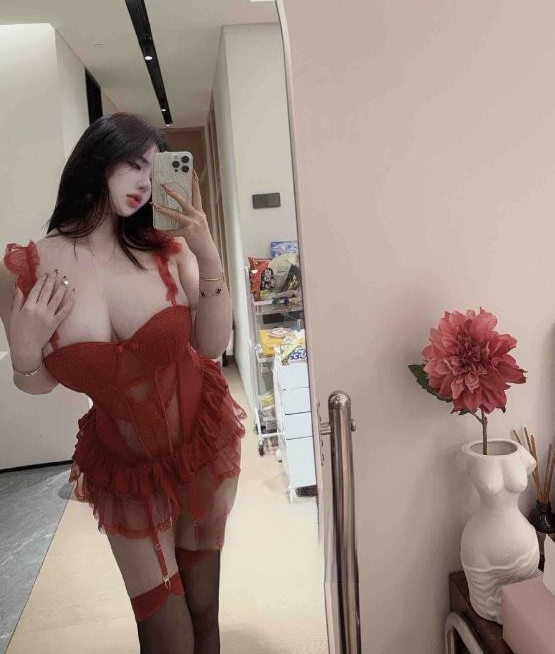 前凸后翘性感黑丝御姐